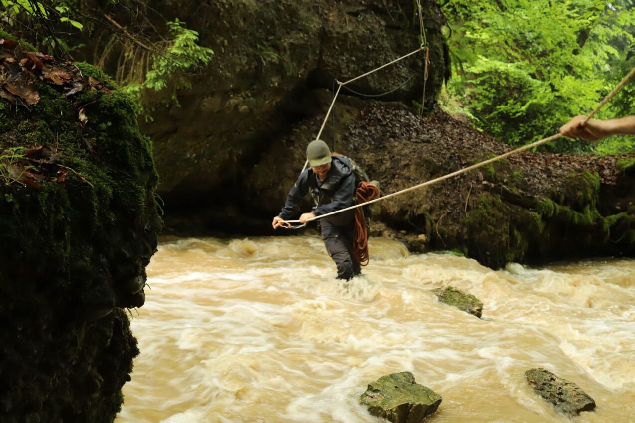 Forschung Naturwaldreservat Rohrach - Bachquerung bei Hochwasser